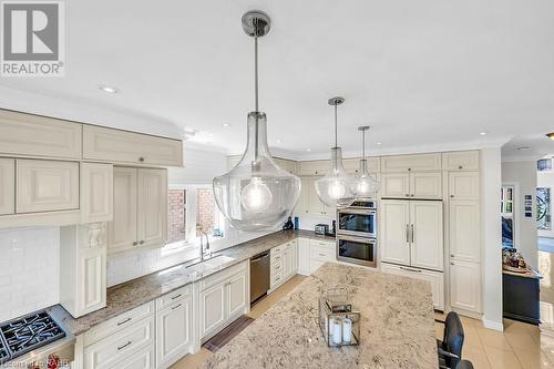 59 Onyx Court, Hamilton, ON - Indoor Photo Showing Kitchen With Upgraded Kitchen