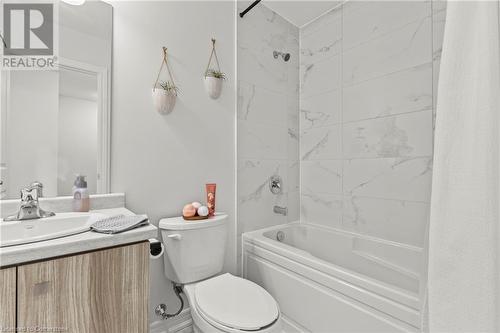 42 Radison Lane, Hamilton, ON - Indoor Photo Showing Bathroom