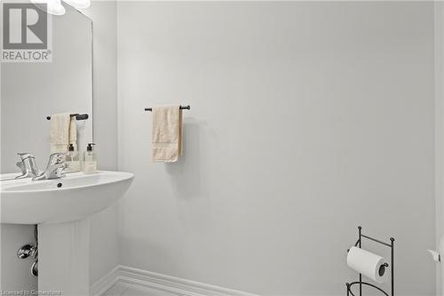 42 Radison Lane, Hamilton, ON - Indoor Photo Showing Bathroom