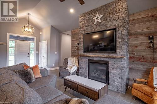 886 Buchner Road, Welland, ON - Indoor Photo Showing Living Room With Fireplace