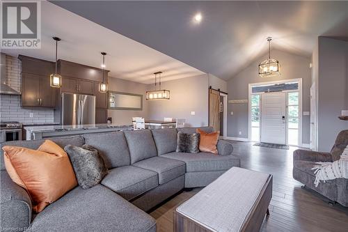 886 Buchner Road, Welland, ON - Indoor Photo Showing Living Room