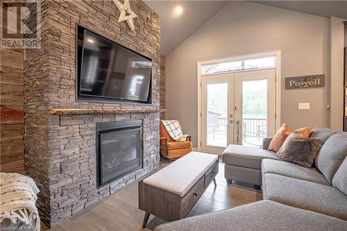 886 Buchner Road, Welland, ON - Indoor Photo Showing Living Room With Fireplace