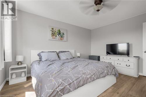 31 Trenholme Crescent, Hamilton, ON - Indoor Photo Showing Bedroom