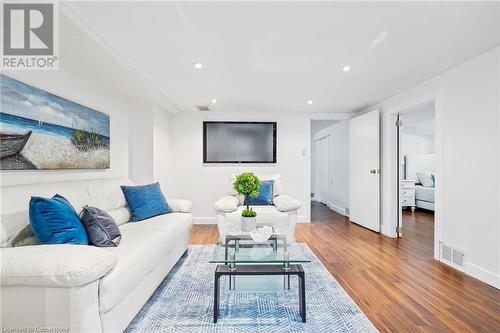 24 Thorndale Street N, Hamilton, ON - Indoor Photo Showing Living Room