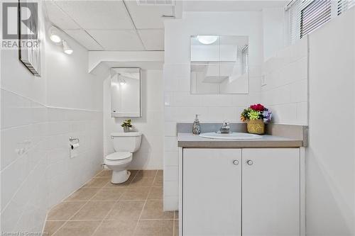 24 Thorndale Street N, Hamilton, ON - Indoor Photo Showing Bathroom