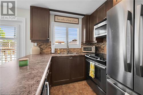 33 Collier Crescent, Hamilton, ON - Indoor Photo Showing Kitchen With Upgraded Kitchen