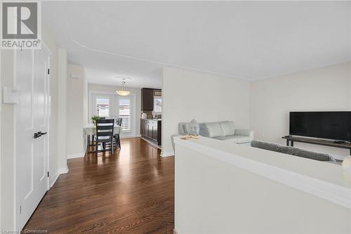 33 Collier Crescent, Hamilton, ON - Indoor Photo Showing Living Room