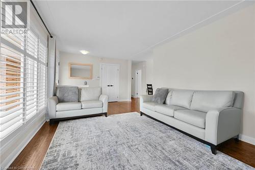 33 Collier Crescent, Hamilton, ON - Indoor Photo Showing Living Room