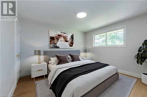 414 Bryant Crescent, Burlington, ON - Indoor Photo Showing Bedroom