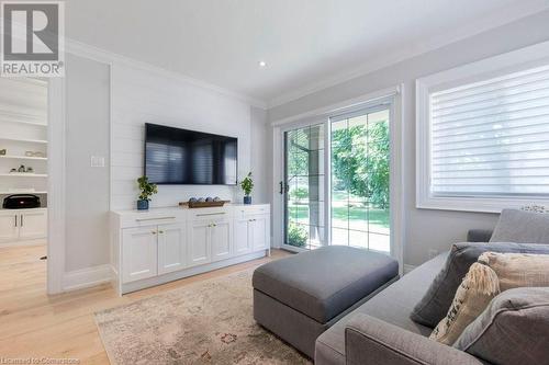 145 Birett Drive, Burlington, ON - Indoor Photo Showing Living Room