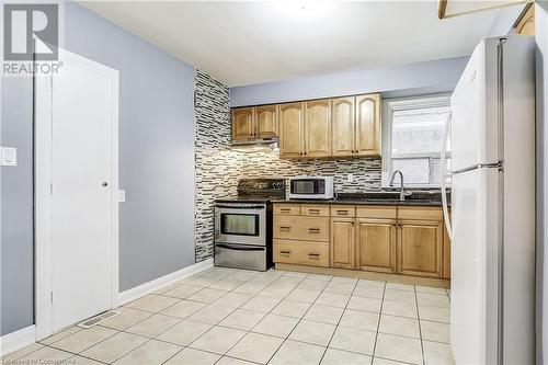 5 Bartlett Street, Niagara Falls, ON - Indoor Photo Showing Kitchen