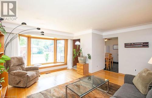 607 7Th Avenue, Hamilton, ON - Indoor Photo Showing Living Room