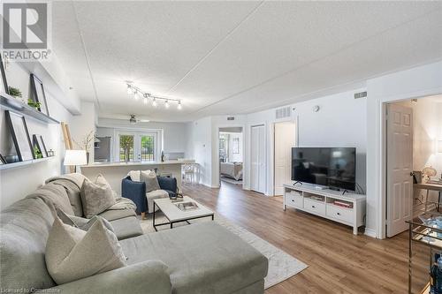 2035 Appleby Line Unit# 105, Burlington, ON - Indoor Photo Showing Living Room