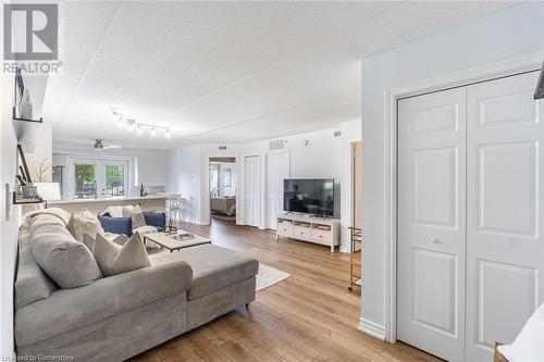 2035 Appleby Line Unit# 105, Burlington, ON - Indoor Photo Showing Living Room