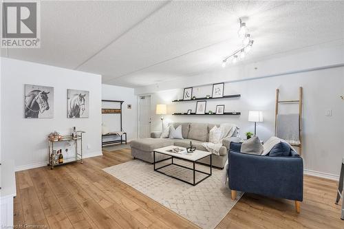 2035 Appleby Line Unit# 105, Burlington, ON - Indoor Photo Showing Living Room