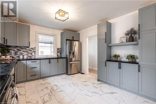 106 Simcoe Street E, Hamilton, ON - Indoor Photo Showing Kitchen