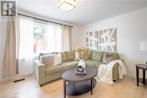 106 Simcoe Street E, Hamilton, ON - Indoor Photo Showing Living Room