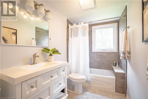 106 Simcoe Street E, Hamilton, ON - Indoor Photo Showing Bathroom