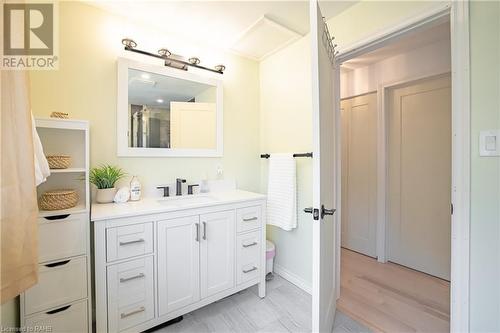 106 Simcoe Street E, Hamilton, ON - Indoor Photo Showing Bathroom