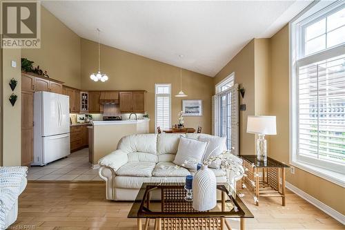 2278 Turnberry Road Unit# 13, Burlington, ON - Indoor Photo Showing Living Room