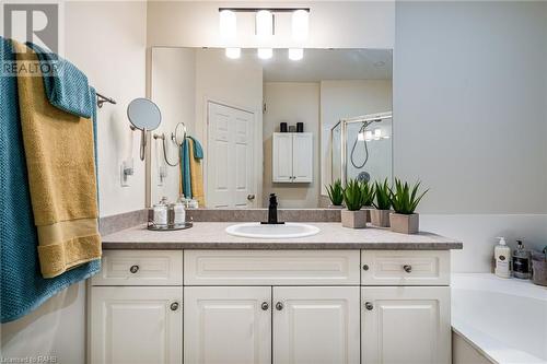 2278 Turnberry Road Unit# 13, Burlington, ON - Indoor Photo Showing Bathroom