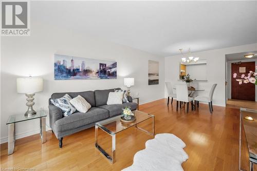 100 Burloak Drive Unit# 1214, Burlington, ON - Indoor Photo Showing Living Room