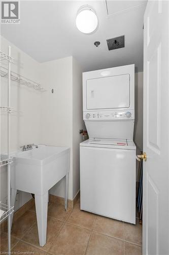 100 Burloak Drive Unit# 1214, Burlington, ON - Indoor Photo Showing Laundry Room