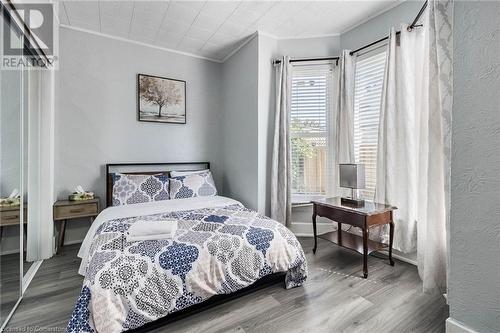 5063 Bridge Street, Niagara Falls, ON - Indoor Photo Showing Bedroom