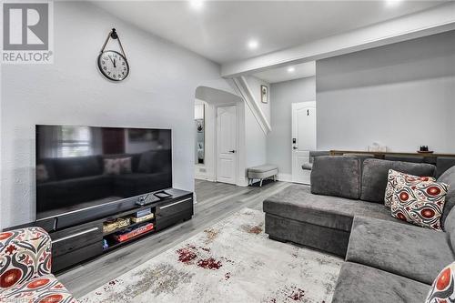 5063 Bridge Street, Niagara Falls, ON - Indoor Photo Showing Living Room