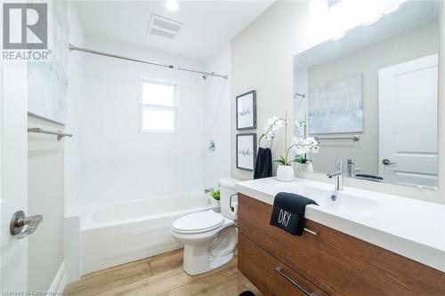 82 Victoria Avenue S, Hamilton, ON - Indoor Photo Showing Bathroom