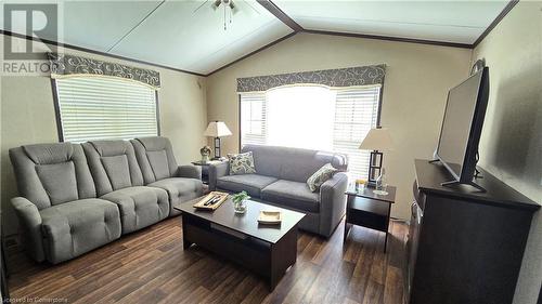 1501 Line 8 Road Unit# 228, Queenston, ON - Indoor Photo Showing Living Room