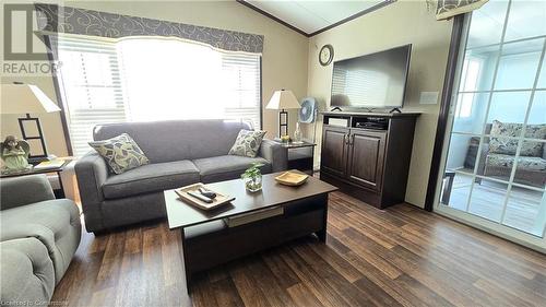 1501 Line 8 Road Unit# 228, Queenston, ON - Indoor Photo Showing Living Room