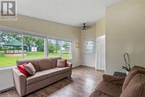 3202 Trinity Church Road, Hamilton, ON - Indoor Photo Showing Living Room