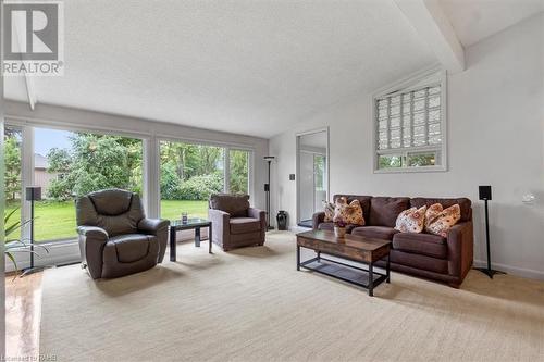 3202 Trinity Church Road, Hamilton, ON - Indoor Photo Showing Living Room