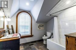 Main bathroom, 2nd floor - 