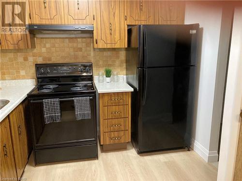 34 Bow Valley Drive Unit# 5, Hamilton, ON - Indoor Photo Showing Kitchen