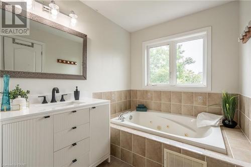 3234 Sharp Road, Burlington, ON - Indoor Photo Showing Bathroom