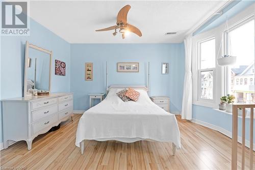 477 Cannon Street E, Hamilton, ON - Indoor Photo Showing Bedroom