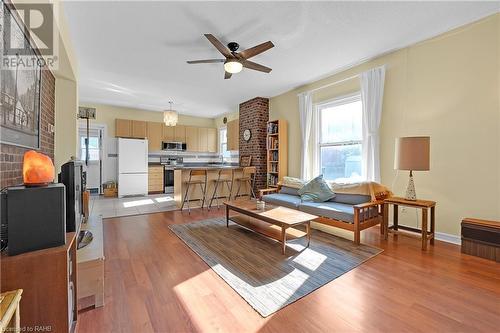 477 Cannon Street E, Hamilton, ON - Indoor Photo Showing Living Room