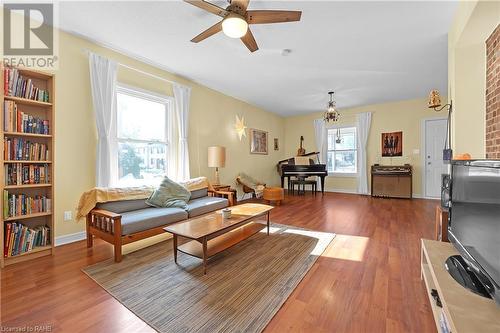 477 Cannon Street E, Hamilton, ON - Indoor Photo Showing Living Room