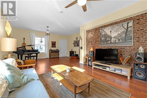 477 Cannon Street E, Hamilton, ON - Indoor Photo Showing Living Room