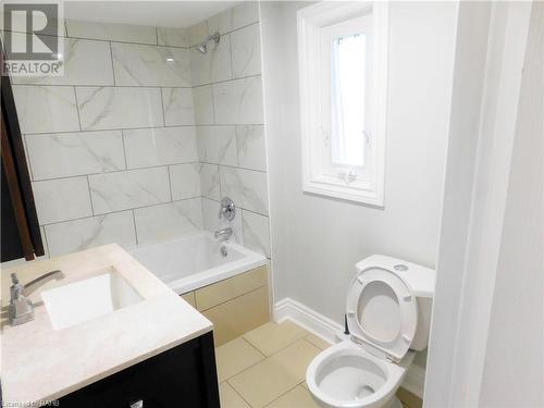 8 Harvey Street, Hamilton, ON - Indoor Photo Showing Bathroom