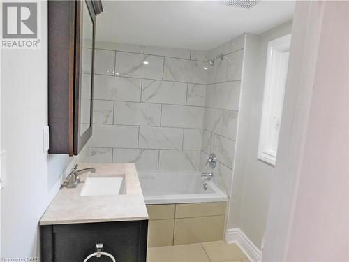 8 Harvey Street, Hamilton, ON - Indoor Photo Showing Bathroom