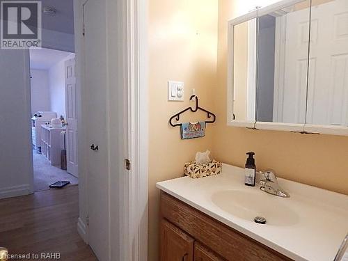 19 Huntsville Street, Hamilton, ON - Indoor Photo Showing Bathroom