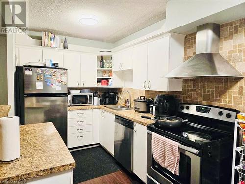 1000 Cedarglen Gate Unit# 520, Mississauga, ON - Indoor Photo Showing Kitchen With Double Sink