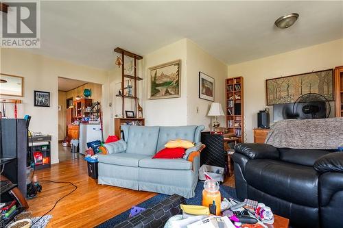 699 Gilmore Road, Fort Erie, ON - Indoor Photo Showing Living Room