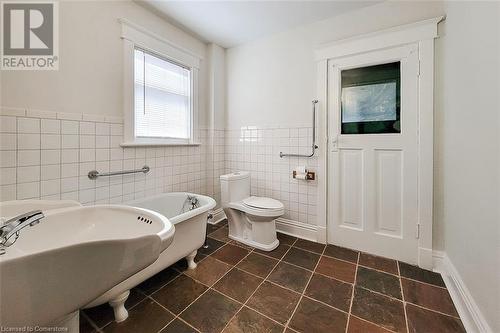 17 Barnesdale Avenue N, Hamilton, ON - Indoor Photo Showing Bathroom