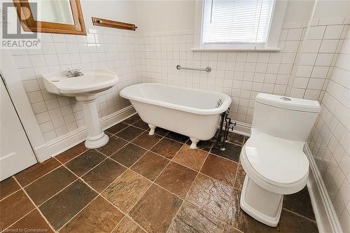 17 Barnesdale Avenue N, Hamilton, ON - Indoor Photo Showing Bathroom