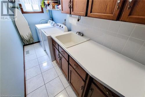 15 Presidio Drive, Hamilton, ON - Indoor Photo Showing Laundry Room