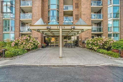 1225 North Shore Boulevard E Unit# 608, Burlington, ON - Outdoor With Balcony With Facade